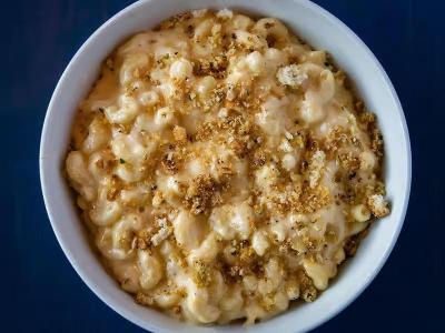 Lobstah On A Roll: Classic Mac & Cheese , 1 x $12.99
Rich cheddar cheese sauce, a touch of cream, parmesan cheese, and elbow pasta with baked garlic herb bread topping.