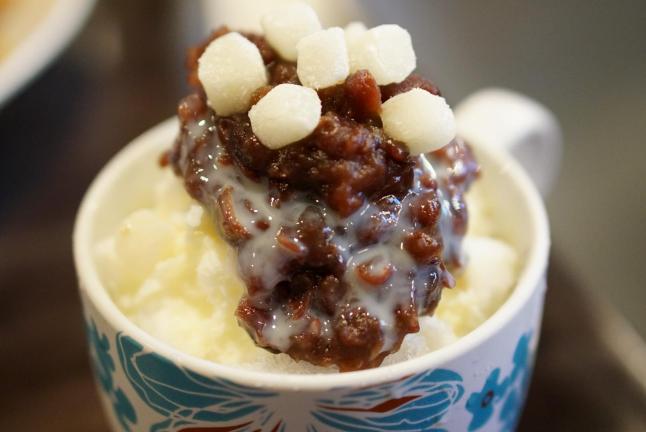 Lobstah On A Roll: Red Bean Shave Ice, 1 x $9.90
Indulge in the refreshing sweetness of Red Bean Shave Ice, crafted with authentic flavors that are perfect for cooling off on hot days. Treat yourself to a delightful dessert experience that will leave you craving more - try Red Bean Shave Ice today!