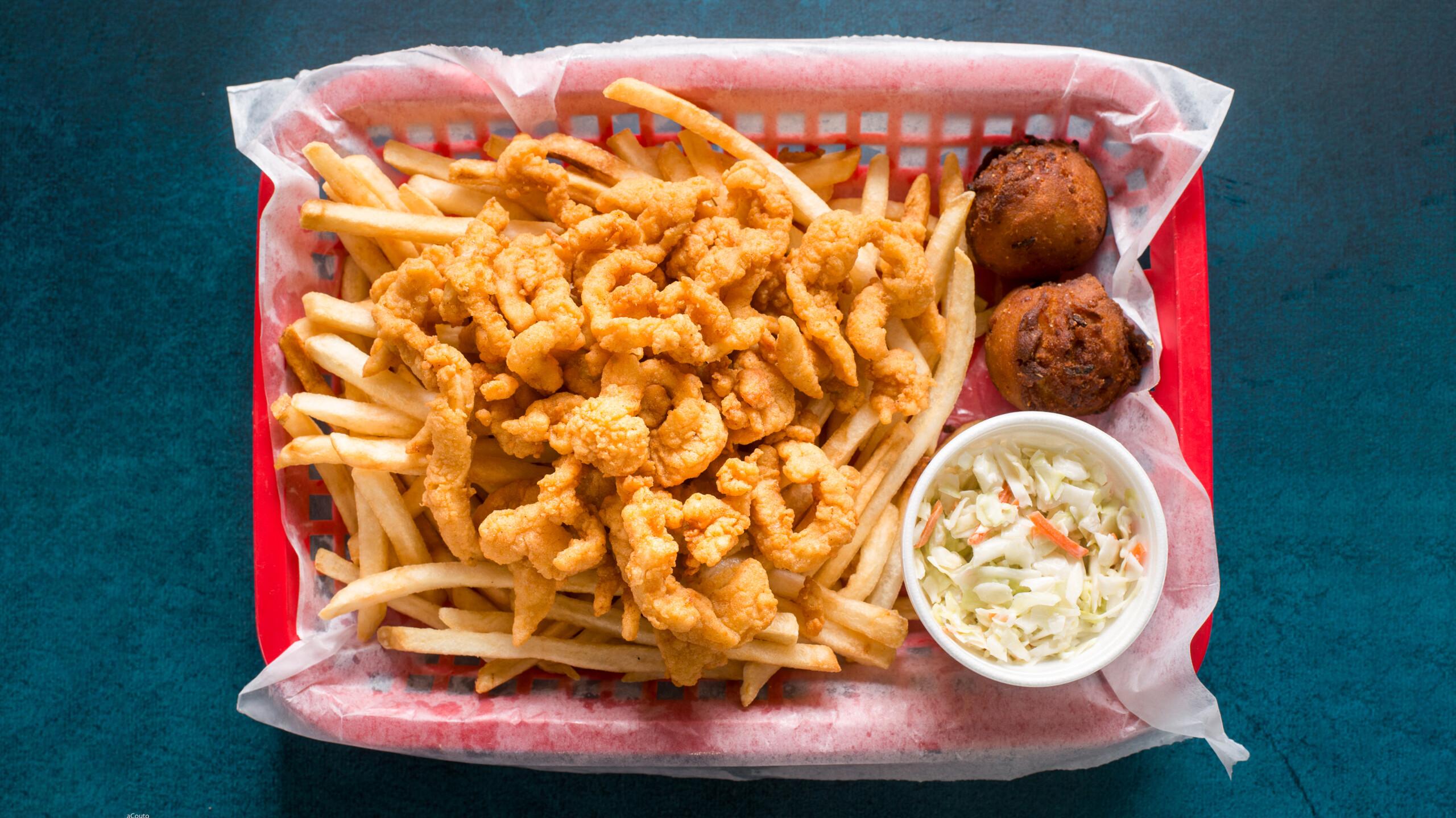 Lobstah On A Roll: Hojo Plattah, 1 x $17.90
Indulge in the crispy perfection of our Hojo Plattah - deep-fried clam strips that will tantalize your taste buds with every bite. Experience seafood like never before and treat yourself to a culinary delight today!