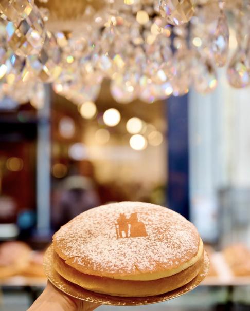 Aux Merveilleux de Fred - Midtown: King's cake, 1 x $26.40
Typical Flemish cake from northern France (brioche base filled with mousseline cream and sprinkled with powdered sugar).
Comes with crowns and fève on the side.
The tradition is to put the fève inside the cake and the person who finds it in her/his slice becomes Queen/King and can chose their Queen/King to form a duo.
Enjoy this beautiful tradition!