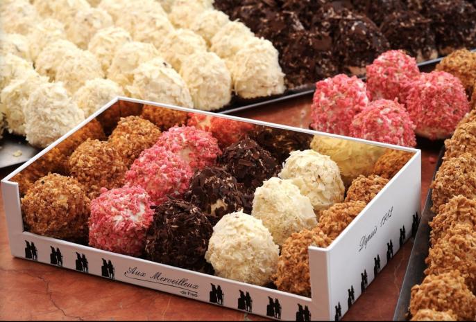 Aux Merveilleux de Fred - West Village: Gift Box (6 and 10 minis), 1 x $3.00
