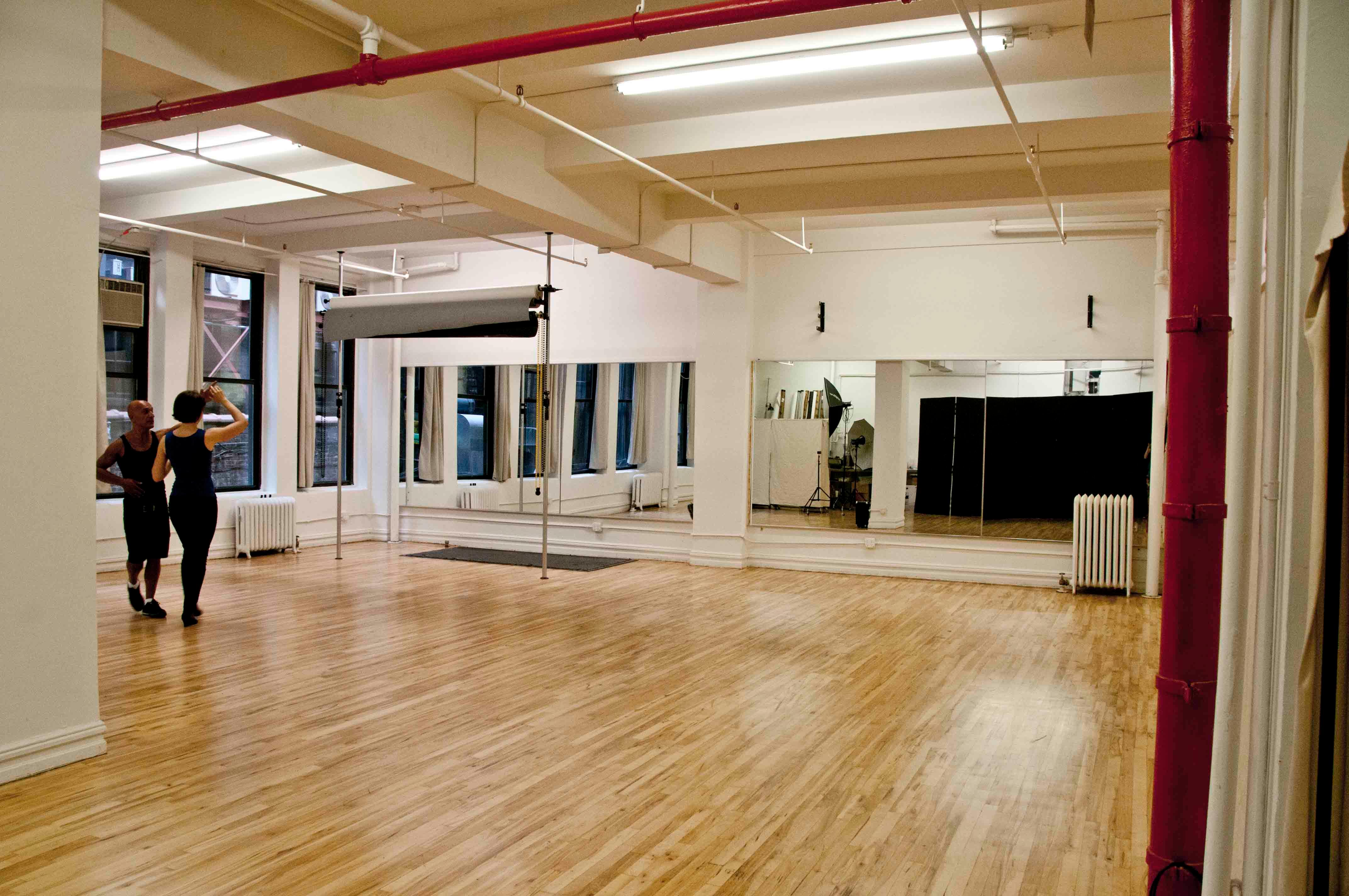 Adelante Studios: 33’ x 40’ Dance Class/ Rehearsal Space Sunday 2/22/26 2:30-4:30 pm, 2 x $100.00
33’ x 40’ dance class/ rehearsal space with mirrors. Audio system included.