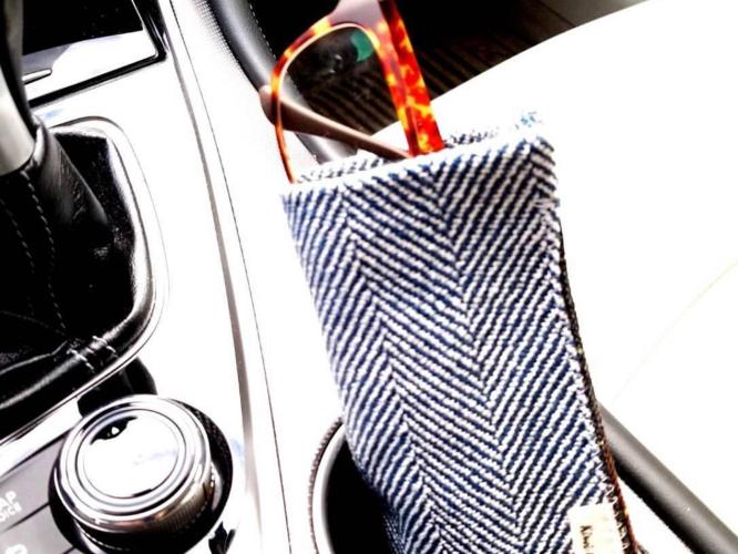 KIWI AND MOCHI: SUNGLASSES CASE, 1 x $18.00
SUNGLASSED POUCH
VELVETY LINED TO PROTECT YOUR EYEWEAR.
4 X 7.5 INCH