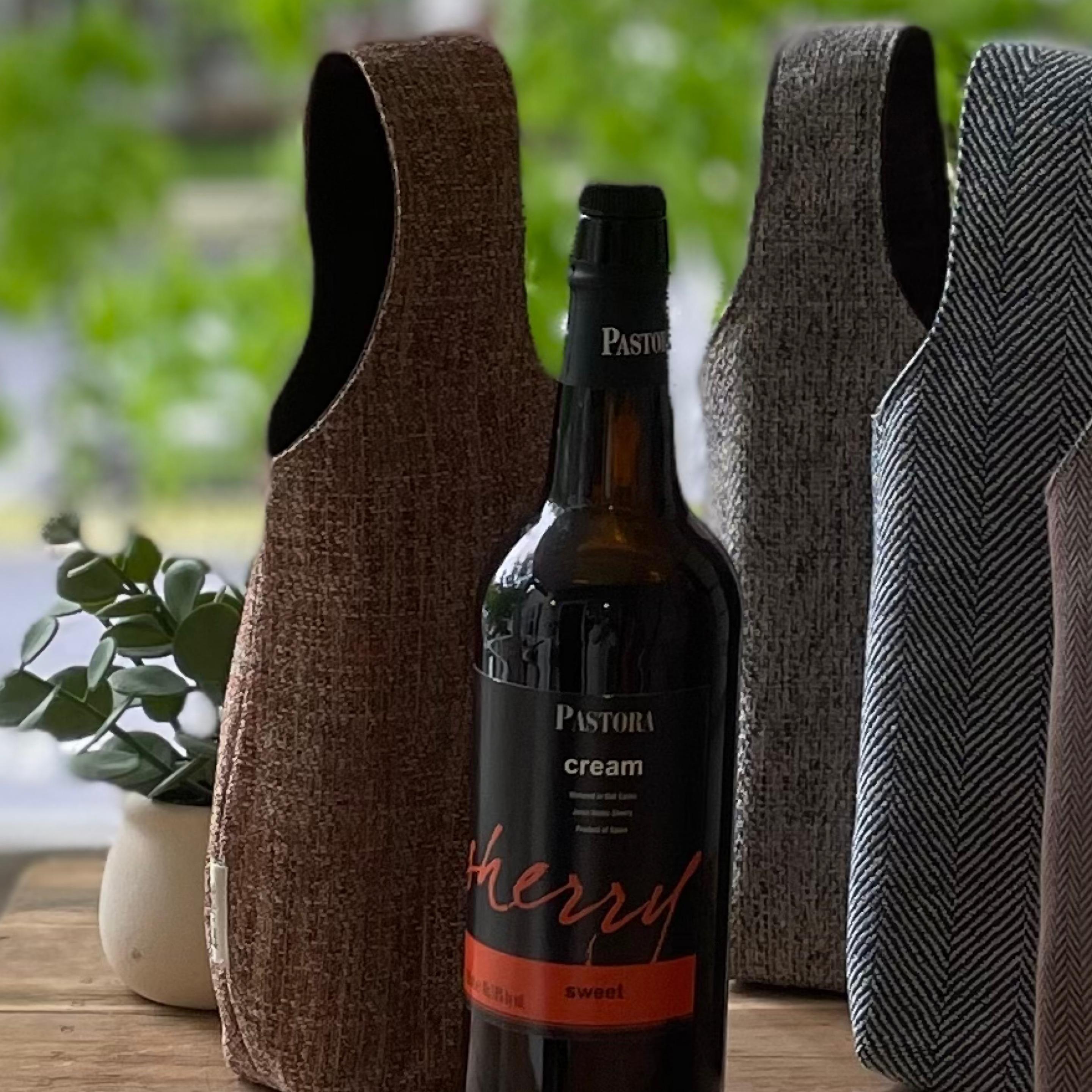 KIWI AND MOCHI: WINE CARRIER, 1 x $30.00