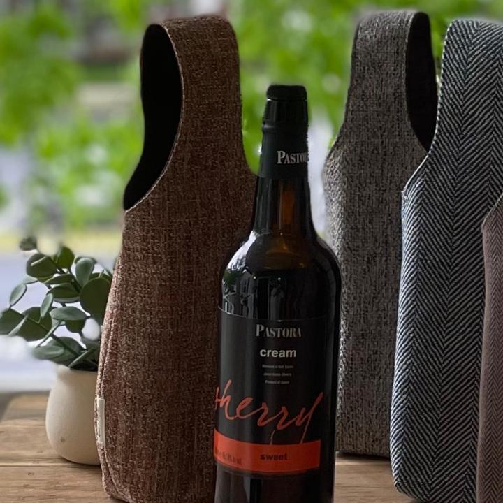KIWI AND MOCHI: WINE CARRIER, 1 x $30.00