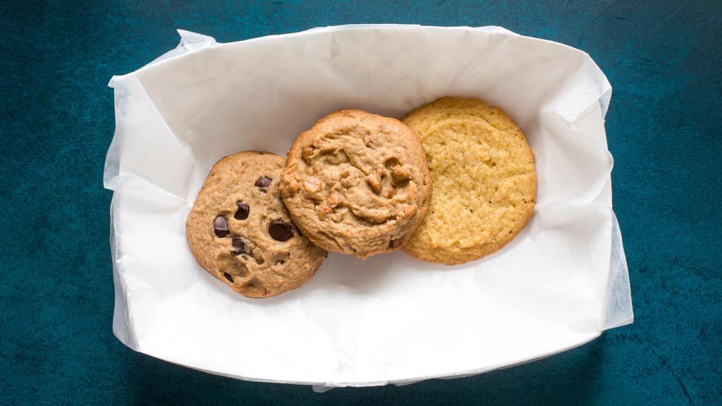 Lobstah On A Roll: Fresh-Baked Cookies, 2 x $1.00
Indulge in our freshly baked cookies bursting with delicious flavors, perfect for sharing with loved ones. Treat yourself to a delightful experience with every bite of our irresistible cookies.