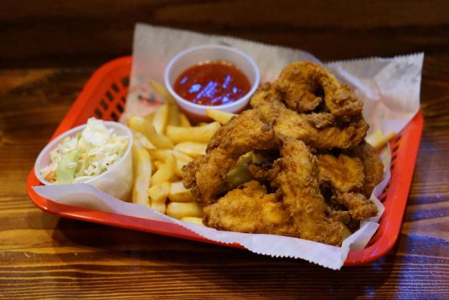 Lobstah On A Roll: Charles River Chicken Strip Plattah, 1 x $15.90
Get ready to indulge in Chef Kenny's mouth-watering creation - the Charles River Chicken Strip Plattah! Piled high with over a half pound of succulent chicken strips coated in Chef Kenny's special batter, this plattah is a true crowd-pleaser. Whether you're hosting a party or just craving a delicious meal, the Charles River Chicken Strip Plattah is the perfect choice to satisfy your cravings. Add it to your cart now and treat yourself to a flavorful experience like no other!