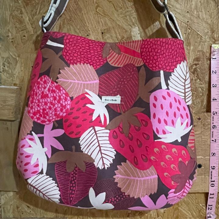 KIWI AND MOCHI: CROSSBODY BAG, 1 x $55.00
