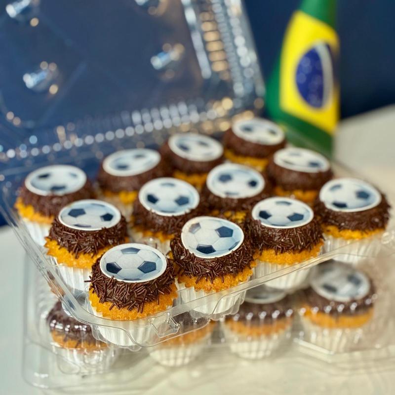 Brigadeiro Bakery: World Cup Carrot Cupcake Dozen 🇧🇷⚽, 1 x $60.00
A Brazilian classic with a World Cup twist! Our moist mini carrot cupcakes are topped with rich, creamy brigadeiro frosting and finished with festive soccer-themed decorations — the perfect bite-sized treat for game day celebrations.
Includes 12 mini cupcakes, ready to serve and share.
Perfect for watch parties, school events, or anyone craving a little Brazilian sweetness during the tournament.
Pick-up and delivery available in New York City.