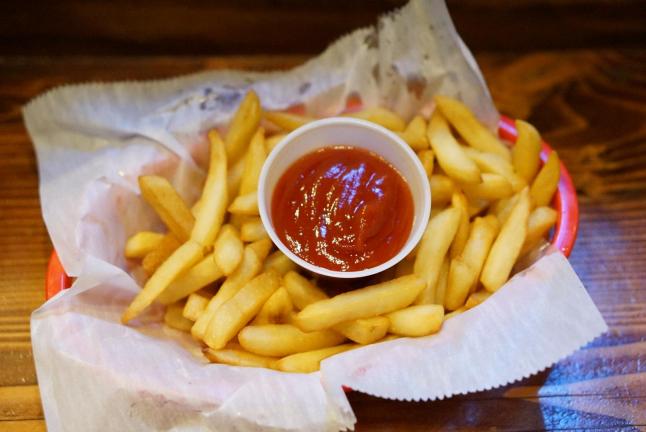Lobstah On A Roll: Fries Basket, 1 x $5.50
Indulge in a delightful basket of crispy fries, served with a variety of mouthwatering dipping sauces, perfect for sharing with friends and family. Treat your taste buds to a savory experience.