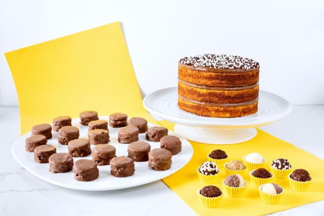 Brigadeiro Bakery: Everywhere Party Kit, 1 x $259.00
A small celebration? We got you covered!

Our Small Party Kit is great for 10 to 12 people and includes:
Small 7" Brigadeiro Cake (Chocolate)
30 Brigadeiros (choose your flavor combo)
30 mini Honey Cakes

Shelf life: 
Cake: 7 days refrigerated 
Brigadeiro: 7 days refrigerated 
Honey Cake: 30 days refrigerated