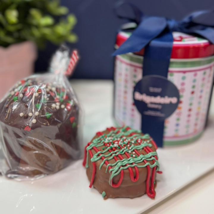 Brigadeiro Bakery: Holiday Joy Tin, 1 x $32.00
The Holiday Joy Tin features your choice of a mini panettone in either chocolate or dulce de leche flavor, accompanied by a classic honey cake, all elegantly packed in a festive holiday tin.