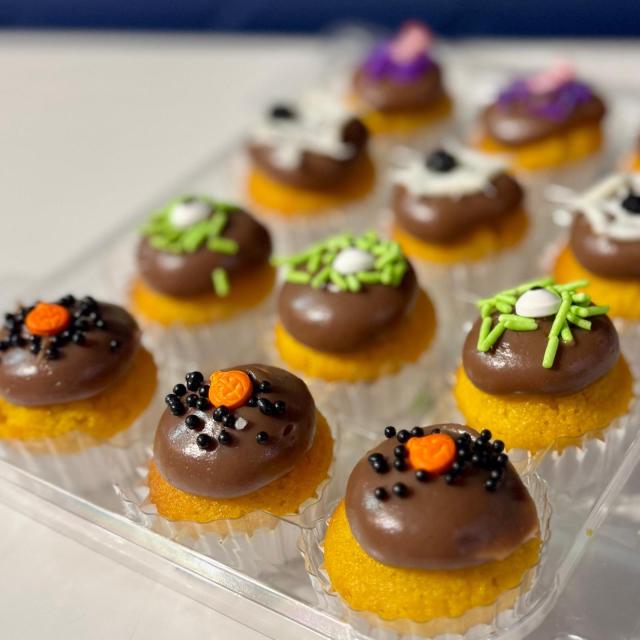 Brigadeiro Bakery: Halloween Mini Cupcakes, 2 x $27.00
Treat yourself to the magic of Halloween with our irresistibly festive cupcakes!
Each one is topped with creamy chocolate brigadeiro and spooky-themed decorations.
Choose between rich chocolate cake or moist carrot cake bases! Both perfectly paired with our signature brigadeiro topping.
Available in boxes of 12 mini cupcakes, these delights are perfect for parties, gifts, or simply indulging in a sweet Halloween moment.
Handcrafted, festive, and hauntingly delicious!