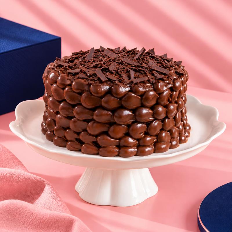 Brigadeiro Bakery: *Gluten-Free* Brazilian Chocolate Cake, 1 x $155.00
Gluten-Free Chocolate Brigadeiro Cake
Indulge in the ultimate chocolate celebration. Our gluten-free chocolate Brigadeiro cake is deeply rich, incredibly moist, and layered to perfection. Each tier is filled and finished with our signature creamy chocolate Brigadeiro frosting, then crowned with elegant dark chocolate shavings for an extra touch of decadence.
A true dream cake for chocolate lovers — bold, luscious, and unmistakably Brazilian.
Cake Sizes & Servings
7” Three-Layer Cake — serves approximately 12–15 slices
9” Three-Layer Cake — serves approximately 20–25 slices
12” Three-Layer Cake — serves approximately 40–50 slices
Important Dietary Note
Made with gluten-free ingredients; however, it is prepared in a facility that handles gluten.
 Not suitable for individuals with Celiac disease — recommended for those following a gluten-restricted diet.
Shelf Life
Keeps fresh for up to 7 days when refrigerated.
Local Delivery
We partner with Uber Package for local deliveries.
 Please provide a contact person to receive the cake, or let us know if there is a doorman available.